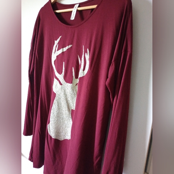 🙂Vanilla Bay Dark Red Top with Gold Glitter Reindeer Size Medium - Picture 4 of 7